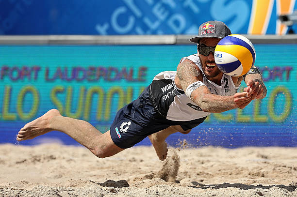 網(wǎng)口犯規(guī)：觸網(wǎng)與過網(wǎng)擊球的判罰細(xì)則