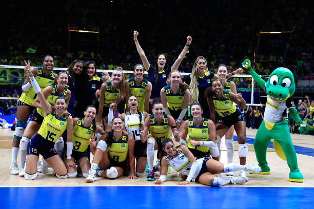 排球場(chǎng)地中線和進(jìn)攻線的寬度是多少？