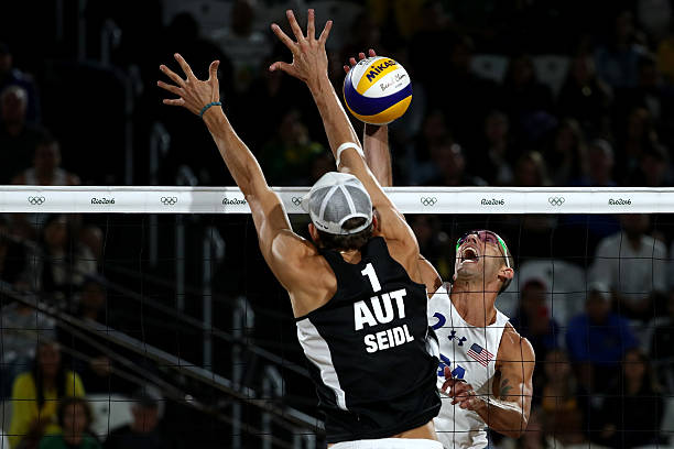 排球動作分解：發(fā)球、傳球、扣球與防守圖解指南