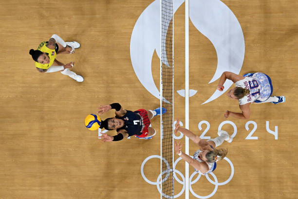 排球少年：高中聯(lián)賽中的團(tuán)隊(duì)精神與拼搏